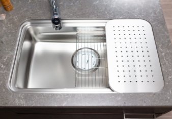 低騒音仕様の大型「ユーティリティシンク」