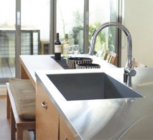 タッチレス水栓だから手を汚さず衛生的