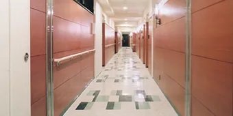 美しいFLOOR TILEを共用廊下に採用