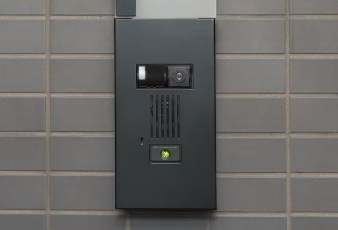 玄関前にいる来訪者を映像でチェックできる
カメラ付玄関前インターホン（子機）
