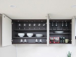 食器やよく使う調理器具の収納に便利な耐震ラッチ付き吊戸棚