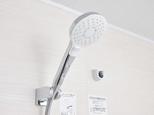 手元スイッチでシャワーの利用と停止が容易な節水型シャワー