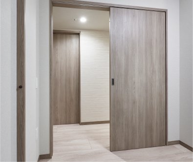 開閉しやすく開放感を高める「引き戸」