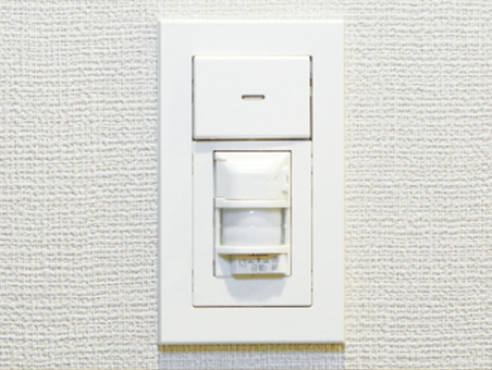 自動点灯する玄関照明人感センサー付スイッチ