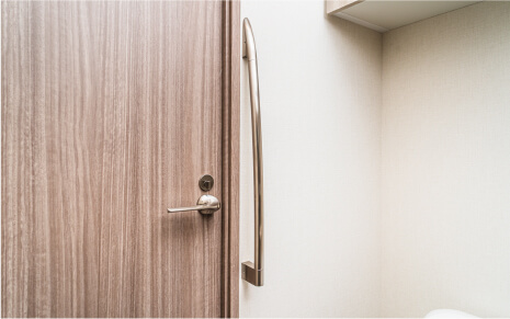 トイレに補助手摺を設置