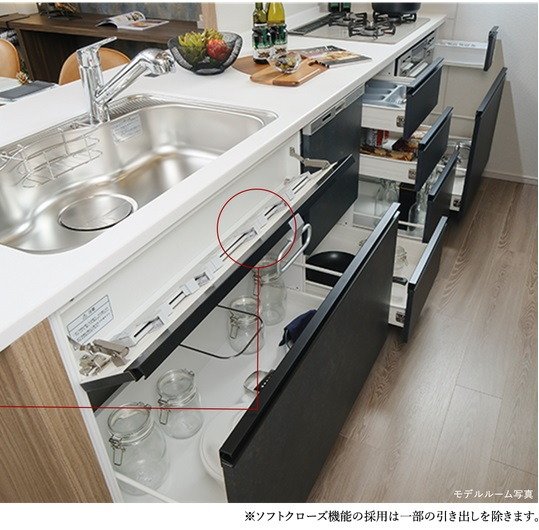 引き出し式のキッチンキャビネット
