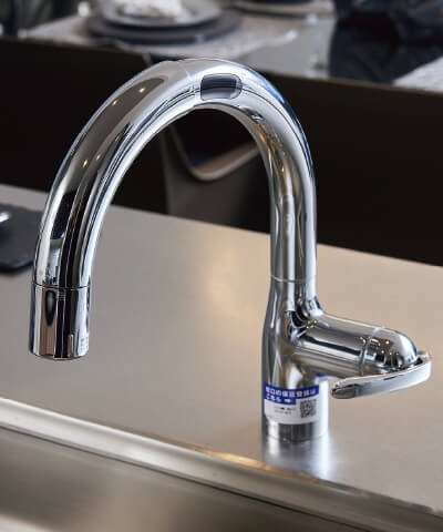 人の動作を追求した、
タッチレス蛇口一体型浄水器