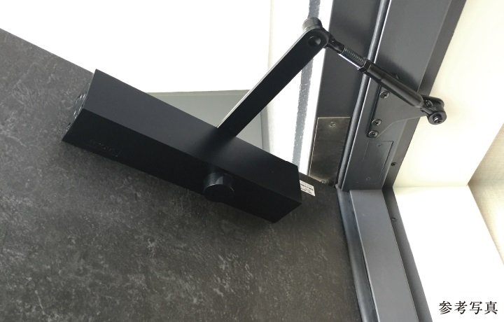 玄関扉
(バックチェック機能付ドアクローザー)
