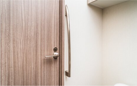 トイレに補助手摺を設置