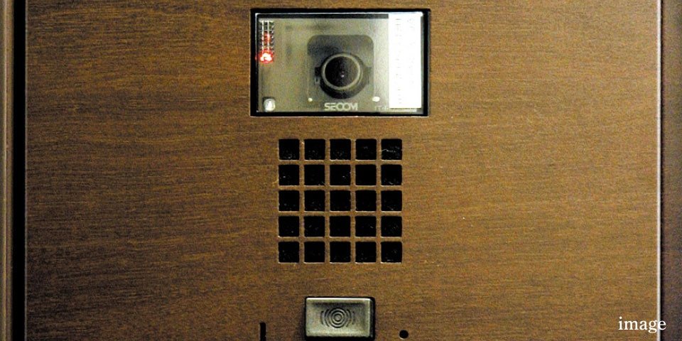 住居玄関前の様子も確認できる
玄関前カメラ付ドアホン