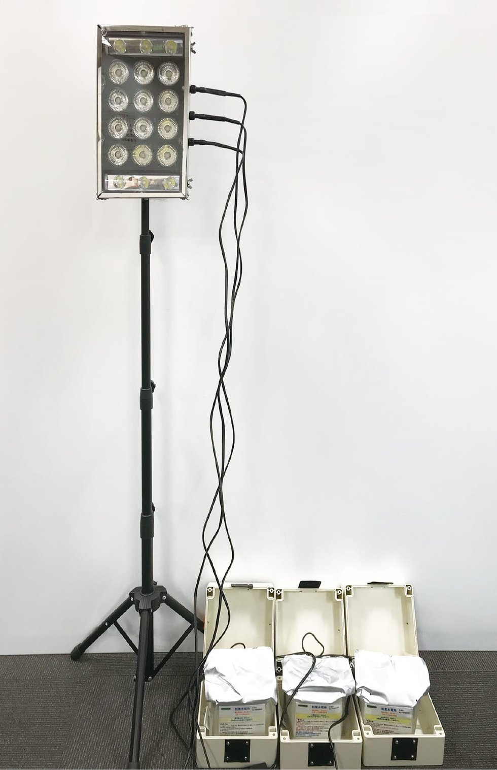 照明機器（水電池による発電）