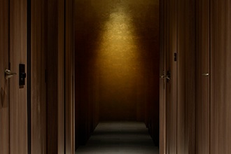 廊下壁パネル仕上げ