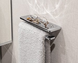 洗顔時のメガネ置きにも小物棚付きタオル掛け