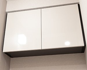 鏡面仕上げの扉を採用したトイレ吊戸棚