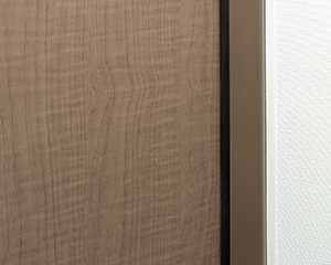 吊り元に指を挟む隙間を小さくした玄関ドア