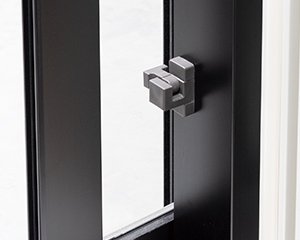 ストッパーで安全性を高めた指挟み防止機能付サッシ