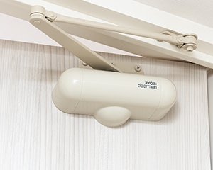 リビングドアにはドアクローザー