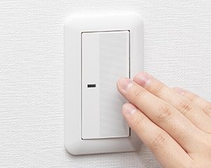 スイッチのON/OFFもラクラク 大型プレートスイッチ