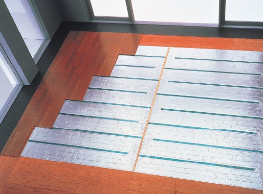 各住戸2部屋に床暖房を設置