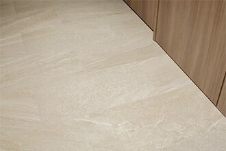 玄関・廊下床タイル仕上げ