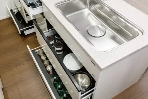 ブルモーション機能付
スライド収納