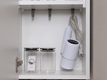 フック付き収納スペース（三面鏡裏）
