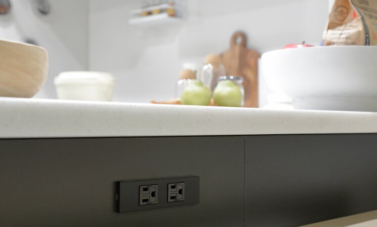 キャビネット裏コンセント