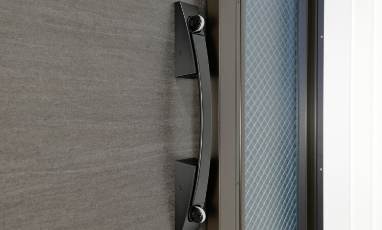 ダブルロック玄関ドア