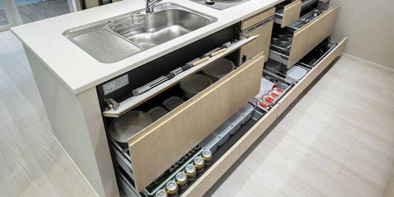 オールスライド収納「奥の物も取り出しやすいスライド式」