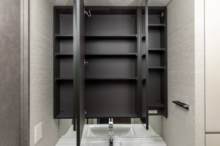 三面鏡裏
収納スペース