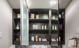 ライン照明付き三面鏡+ 鏡裏収納