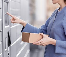 不在時にも荷物を受け取れる
食配対応・AED付き宅配ロッカー