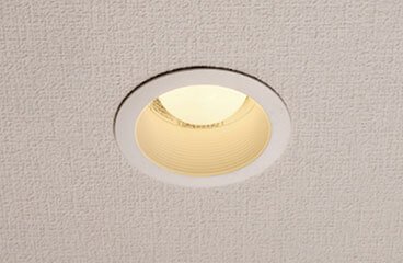 〈消費電力を抑える〉
高効率照明(LED照明)