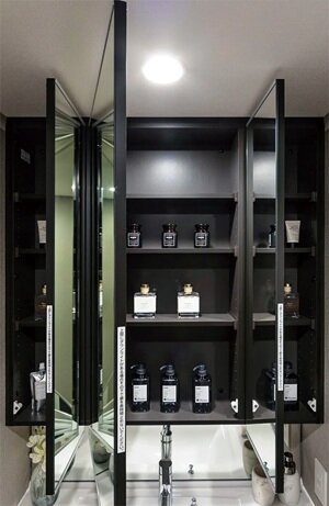 三面鏡（ミラーキャビネット）