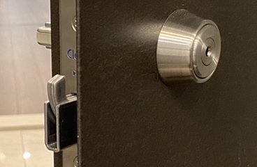 デッドボルトを隠す