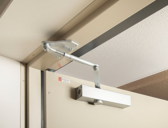 玄関扉（バックチェック機能付ドアクローザー）