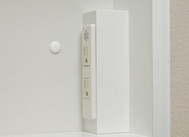 三面鏡裏コンセント