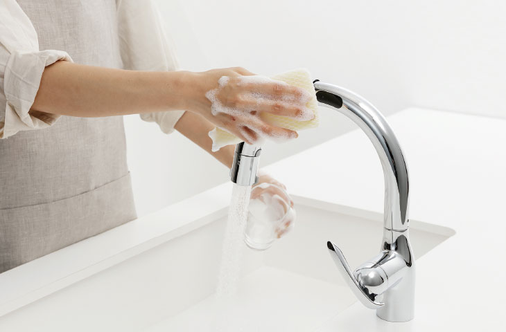 手についた泡や水が水栓に垂れにくい