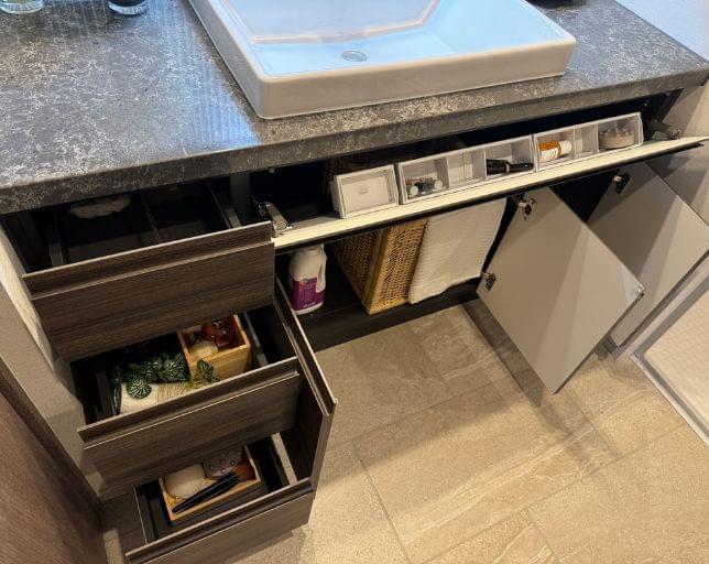 洗面キャビネット収納