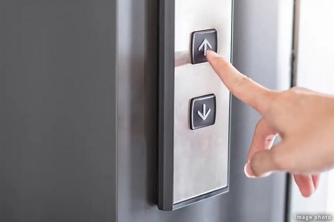 監視モニター付で安心のエレベーター