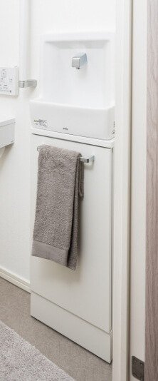タオル掛け付き
手洗自動水栓
(手洗下キャビネット付)