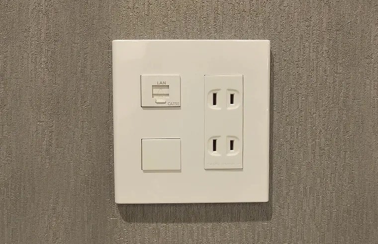 マルチメディアコンセント
