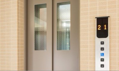 エレベーター防犯窓