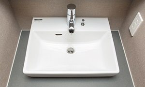 陶器ボウル、人造大理石天板カウンター