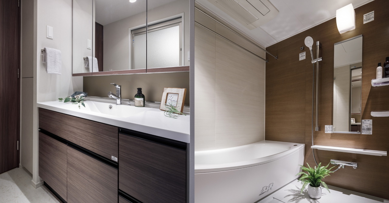 POWDER ROOM & BATHROOM