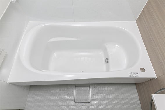 人を優しく包み込む形状のゆるリラ浴槽（保温浴槽）