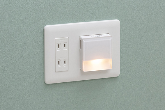 停電時には携帯電灯にもなる
足元保安灯