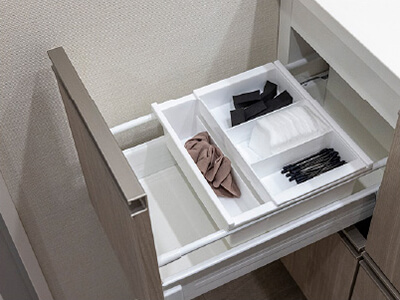 小物の収納に便利な
化粧トレー付引き出し