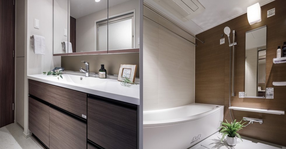 POWDER ROOM & BATHROOM