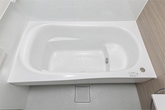 人を優しく包み込む形状のゆるリラ浴槽（保温浴槽）
